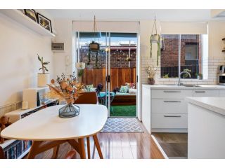 Snug St Kilda Apartment with Private Courtyard Apartment, Melbourne - 5