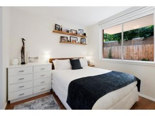 Snug St Kilda Apartment with Private Courtyard Apartment, Melbourne - 2