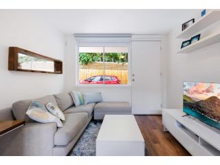 Snug St Kilda Apartment with Private Courtyard Apartment, Melbourne - 3