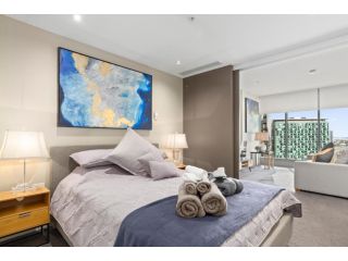 Sophisticated Designer Condo W River & City Views Apartment, Melbourne - 2