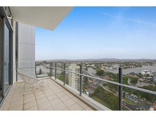 Spacious Top-Floor Apartment in Fantastic Location Apartment, Gold Coast - 4