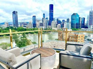 Spacious 1 bedroom apartment with pool, gym, views Apartment, Brisbane - 2