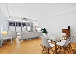 Spacious 2-Bed Apartment Steps from Albert Park Apartment, Melbourne - 3