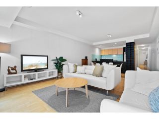 Spacious 2-Bed Apartment Steps from Albert Park Apartment, Melbourne - 2