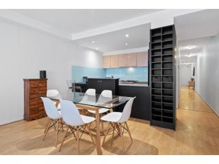 Spacious 2-Bed Apartment Steps from Albert Park Apartment, Melbourne - 1