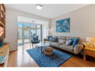 Spacious 2-Bed Unit Steps from Cafes and Beach Apartment, Melbourne - 2