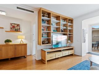 Spacious 2-Bed Unit Steps from Cafes and Beach Apartment, Melbourne - 1