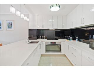 Spacious 2-Bed Unit Steps from Cafes and Beach Apartment, Melbourne - 5