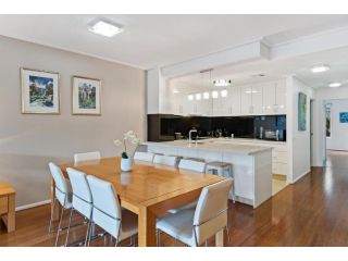 Spacious 2-Bed Unit Steps from Cafes and Beach Apartment, Melbourne - 4