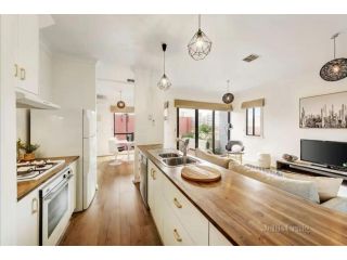 Spacious 2 Bedroom Apartment in Brunswick with Patio and Parking Apartment, Melbourne - 2