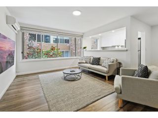 Spacious 3-Bed Apartment With Chic Decor Apartment, Melbourne - 2