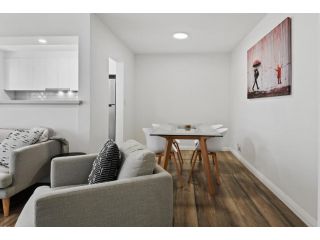 Spacious 3-Bed Apartment With Chic Decor Apartment, Melbourne - 5