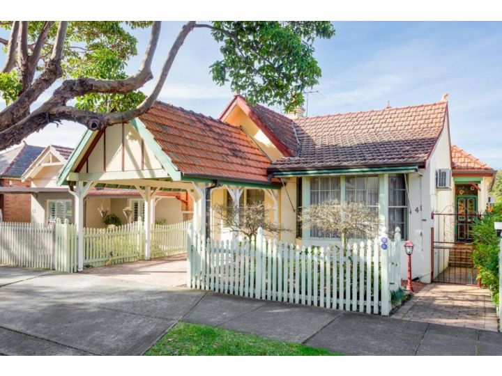 Spacious 3-Bed Mid Century Home Near CBD Guest house, Sydney - imaginea 2