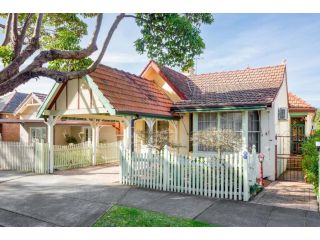 Spacious 3-Bed Mid Century Home Near CBD Guest house, Sydney - 2