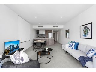 Central Spacious Living with City Views & Parking Apartment, Brisbane - 4