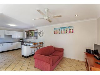 Spacious, Modern & Walk to the Beach! Apartment, Nelson Bay - 3