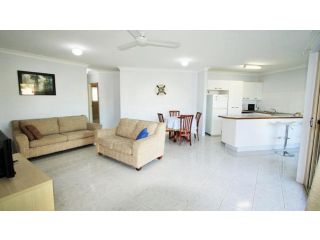 Spacious unit with views of Pumicestone - Wattle Ave, Bongaree Guest house, Bellara - 3