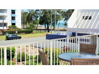 Spacious unit with views of Pumicestone - Wattle Ave, Bongaree Guest house, Bellara - 4