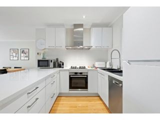 Spaciously Chic 2-Bed In Prime Location Apartment, Melbourne - 5