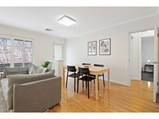 Spaciously Chic 2-Bed In Prime Location Apartment, Melbourne - 3