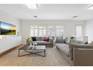 Spaciously Chic 2-Bed In Prime Location Apartment, Melbourne - 2