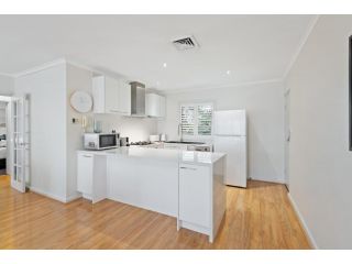 Spaciously Chic 2-Bed In Prime Location Apartment, Melbourne - 1