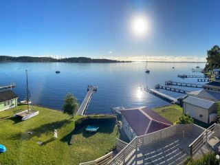 Sparkling Waters Absolute Waterfront and Jetty Guest house, New South Wales - 1