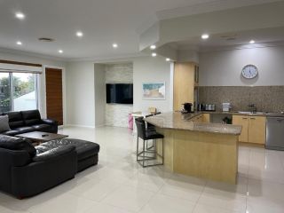 Spectacular Waterfront Holiday Villa Guest house, Banksia Beach - 4