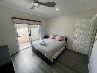Spectacular Waterfront Holiday Villa Guest house, Banksia Beach - 5