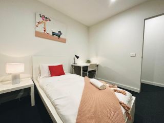 St Kilda 2BR2BA +Balcony +view+workstation+ car Apartment, Melbourne - 3