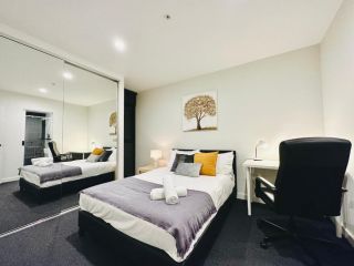 St Kilda 2BR2BA +Balcony +view+workstation+ car Apartment, Melbourne - 1