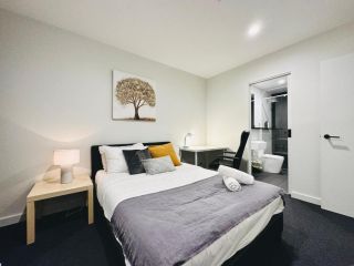 St Kilda 2BR2BA +Balcony +view+workstation+ car Apartment, Melbourne - 4