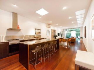 St Kilda Townhouse - Stunning & Entire 3 BRM house Guest house, Melbourne - 4