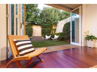 St Kilda Townhouse - Stunning & Entire 3 BRM house Guest house, Melbourne - 5