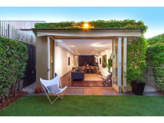 St Kilda Townhouse - Stunning & Entire 3 BRM house Guest house, Melbourne - 2