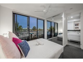 StayCentral - East Brunswick Penthouse with Study Apartment, Melbourne - 5