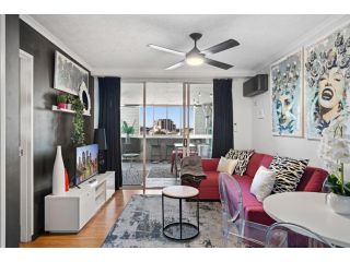 Stellar Location with Parking and Pool Access Apartment, Brisbane - 1