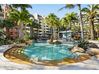 Stellar Location with Parking and Pool Access Apartment, Brisbane - 2