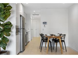 Stellar location with parking, pool & gym access Apartment, Brisbane - 3