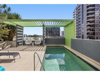 Stellar location with parking, pool & gym access Apartment, Brisbane - 4