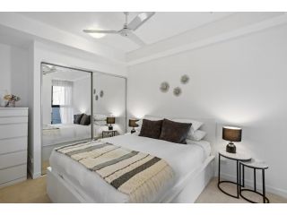 Stellar location with parking, pool & gym access Apartment, Brisbane - 1