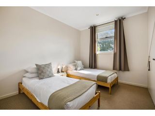 Stunning 2-Bed Unit with BBQ Patio near Dining Apartment, Melbourne - 1