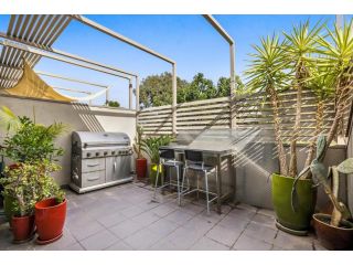 Stunning 2-Bed Unit with BBQ Patio near Dining Apartment, Melbourne - 2