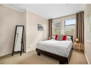 Stunning 2-Bed Unit with BBQ Patio near Dining Apartment, Melbourne - 3