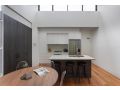 Stylish 2-Bed Apartment with BBQ Patio Near Beach Apartment, Sydney - thumb 11