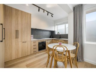 Stylish 2-Bed Unit near Hospital, Parks and Dining Apartment, Melbourne - 5