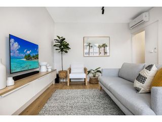 Stylish 2-Bed Unit near Hospital, Parks and Dining Apartment, Melbourne - 3