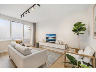 Stylish 2-Bed Unit near Hospital, Parks and Dining Apartment, Melbourne - 1