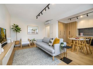 Stylish 2-Bed Unit near Hospital, Parks and Dining Apartment, Melbourne - 2